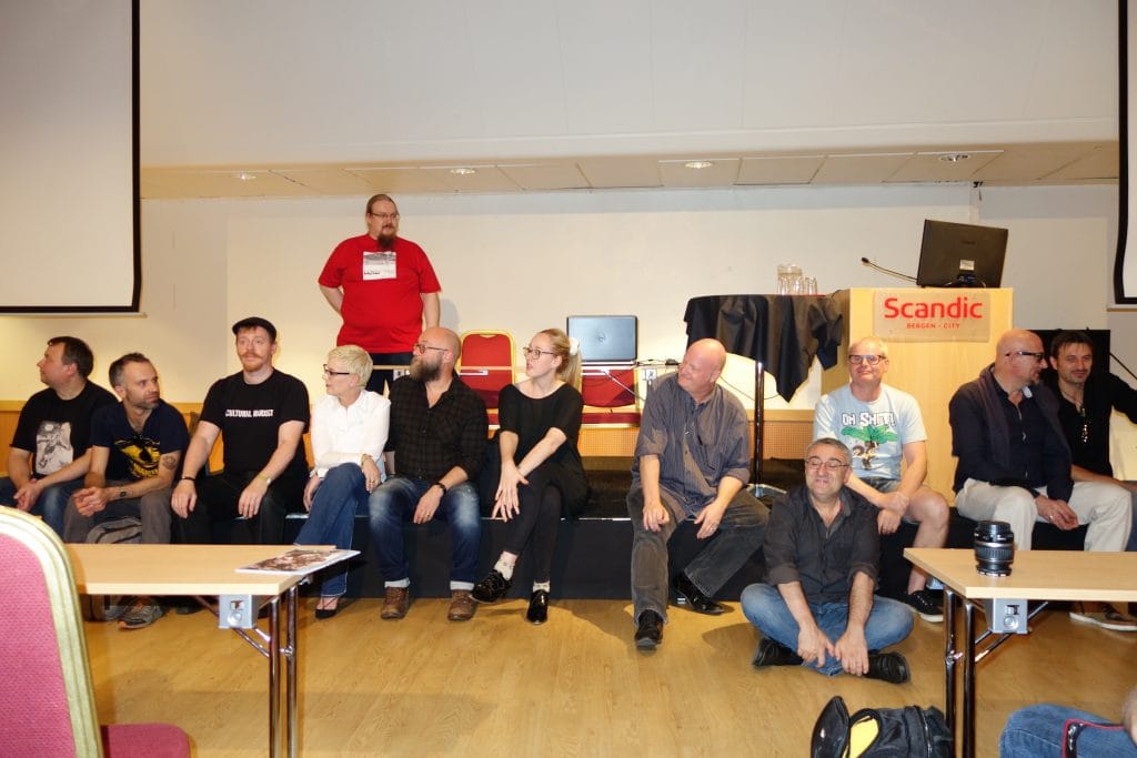 , F.v. Kristian Hellesund, Marcus L., Karstein Volle, Nik Abnett, Dan Banett, Karoline Stjernfelt, Henrik Rehr, Thierry Capezzone, Rasmus Julius, Tome og Dan. Øverst; Øyvind Naterstad